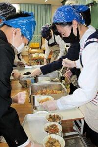 小学校で調理、温かい給食を中学校へ　「親子方式」実験｜神戸｜神戸新聞NEXT