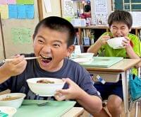 笑顔でがっつり！沖縄の子たちがびっくりした給食とは？ | 沖縄タイムス＋プラス　ニュース | 沖縄タイムス＋プラス