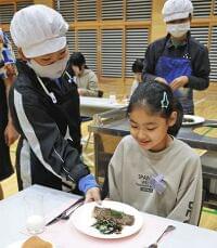 和牛ステーキに大喜び　熊谷の小学校で給食　畜産農家支援の補助金活用：東京新聞 TOKYO Web