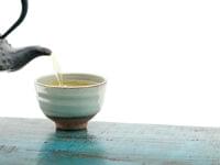 「緑茶」は1日に何杯飲むといい? 糖尿病や認知症のリスクを下げるという報告も | MYLOHAS