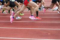 スポーツで突然起こる「脚がつる」問題 実は水分補給だけじゃない予防の基本とは | THE ANSWER