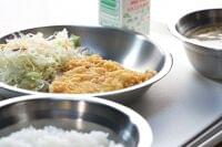 文科省 「黙食」記述削除で給食時の会話が可能に、専門家は「みんなで楽しく食べる共食」呼びかける | 食品産業新聞社ニュースWEB