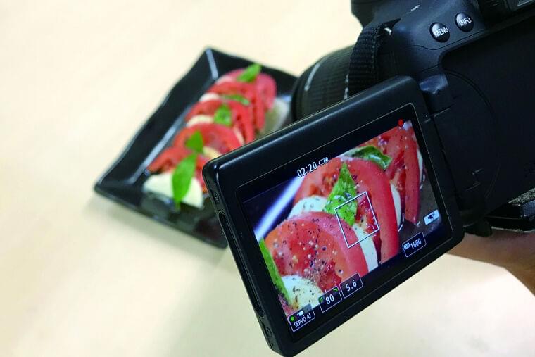 料理写真を撮る時の器選びや構図のポイントを解説