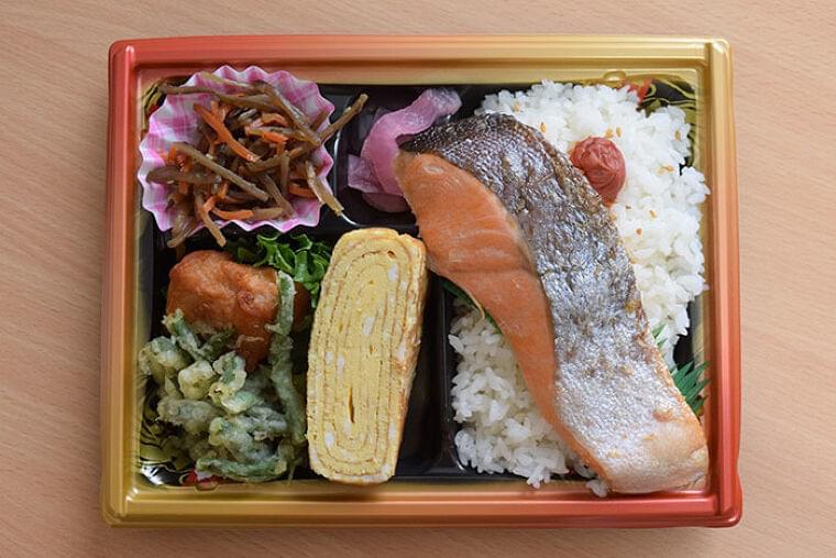 焼き鮭弁当 コープ（卵焼き半分）