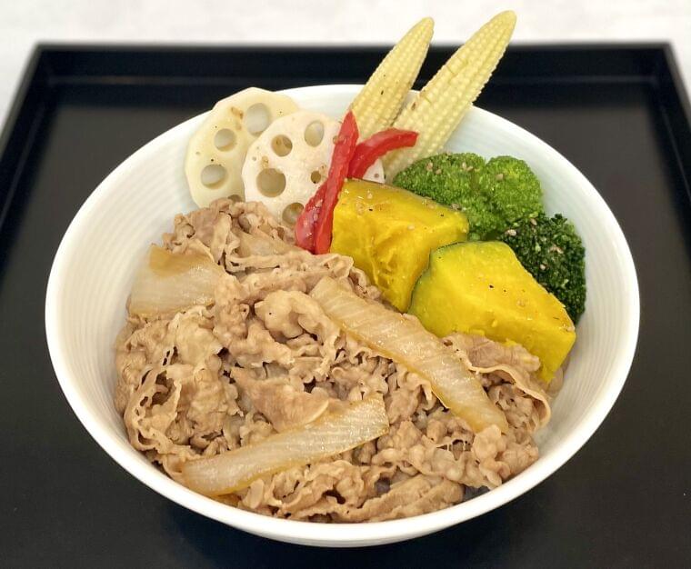 吉野家と女子栄養大学が産学連携、「牛丼ON野菜」販売“野菜たっぷりで食塩の取りすぎにも配慮” | 食品産業新聞社ニュースWEB