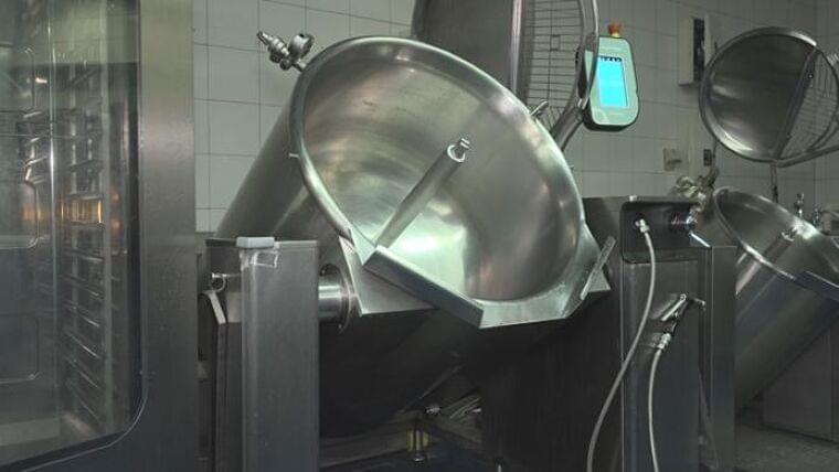 給食の調理釜どうやって作る? 工場に潜入 豪快な機械作業と繊細な職人技で1枚の板が大きく深い釜に(テレビ愛知) - Yahoo!ニュース