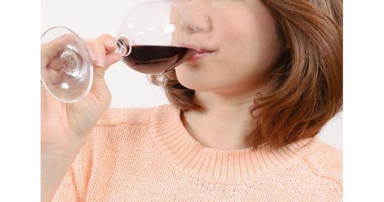 虫歯より深刻「酸蝕歯」 ちびちび飲み、歯には負担|ヘルスUP|NIKKEI STYLE