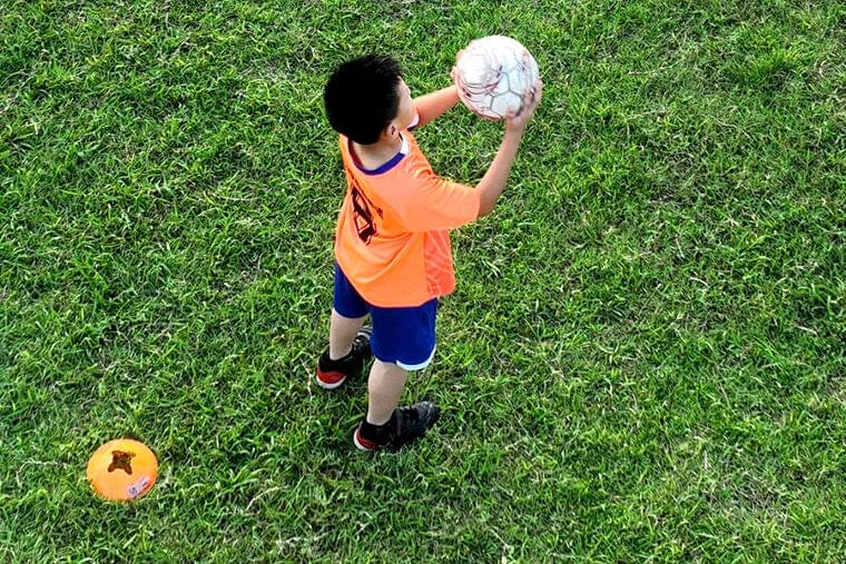 子どもに「おやつはどのぐらい食べさせていい?」 甘い物には一緒に牛乳を飲むと効果的なワケ | THE ANSWER