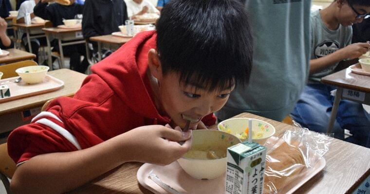 みんなの給食:北海道網走市 ホタテの給食 国内での消費を後押し | 毎日新聞
