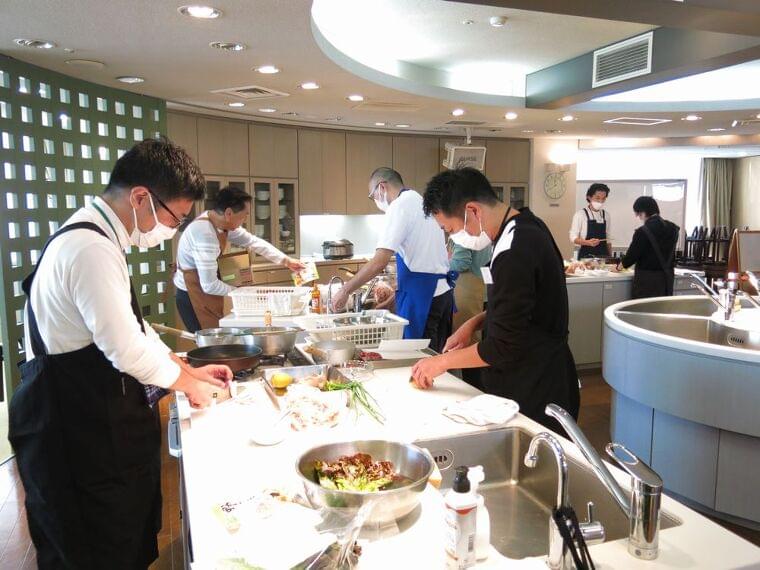 フジッコ、子育て男性社員を対象に食育料理研修を実施、育児制度への理解を深める | 食品産業新聞社ニュースWEB