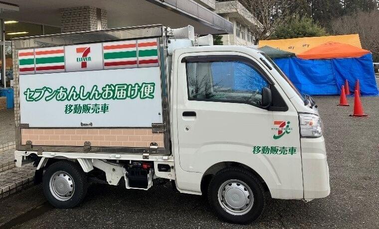 「セブンあんしんお届け便」車両を使用し、石川県内の避難所に直接支援物資を届ける、4温度帯の車両設備を生かして、調理済み総菜やサラダを運ぶ/セブン-イレブン・ジャパン | 食品産業新聞社ニュースWEB