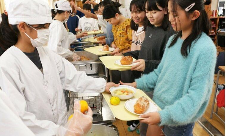 給食から「揚げパン」が消える? パン業者の相次ぐ「撤退」の背景に「給食費無償化」と厳しすぎる「縛り」 | AERA dot. (アエラドット)
