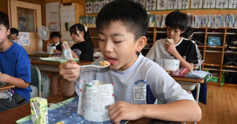 学校給食無償化は実現できる? 野党が提案、財源や公平性が課題 | 毎日新聞
