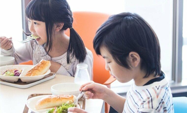 〈もうすぐ新学期〉 給食は「無理なく食べる」でもいい? 現役小学校教諭に聞く「ここだけの話」 | AERA with Kids+