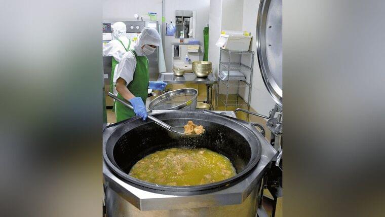 食材高騰で学校給食「困った」…油の量半分・デザート断念、調理で節約も公費支援重く : 読売新聞