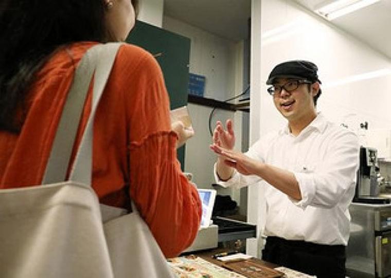 ご用は手話、筆談で＝東大近くのカフェ人気－「障害者雇用広げたい」｜時事通信ニュース｜時事メディカル