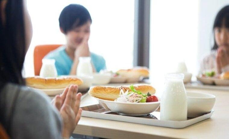 なぜ給食「無償化」で格差くっきり? 渋谷区ではキンメダイ、ある自治体はサケの代わりにサメや深海魚でしのぐ | AERA DIGITAL(アエラデジタル)