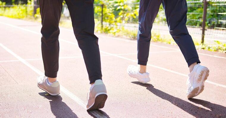 「1日7000歩」で死亡率が低下、糖尿病や高血圧の人は＋αを【10カ国16万人データ解析】 | カラダご医見番 | ダイヤモンド・オンライン