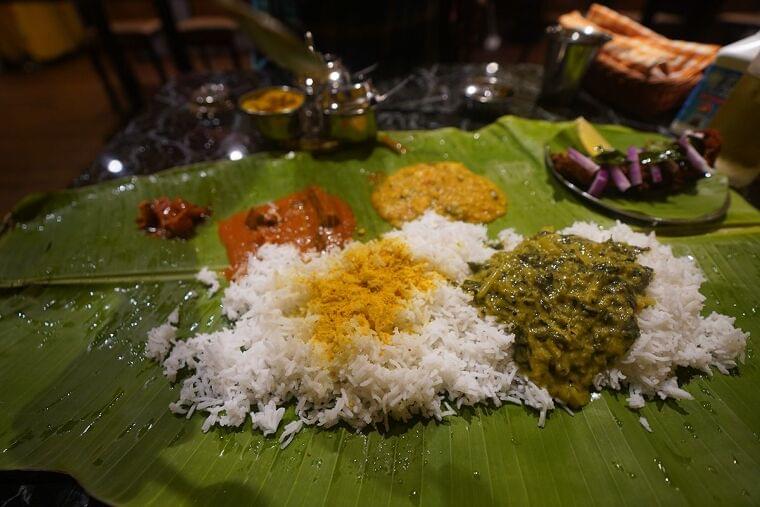 バナナの葉を皿に、手で食べる　日本でも現地式にこだわる名シェフの南インド定食 | 朝日新聞デジタルマガジン＆[and]