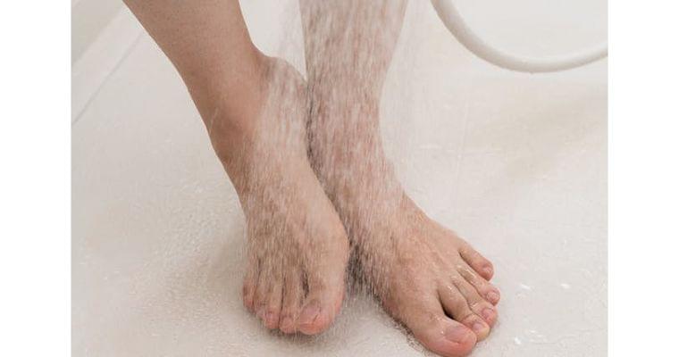 水虫で転倒しやすく? 歩き方に異変、高齢者注意|ヘルスUP|NIKKEI STYLE
