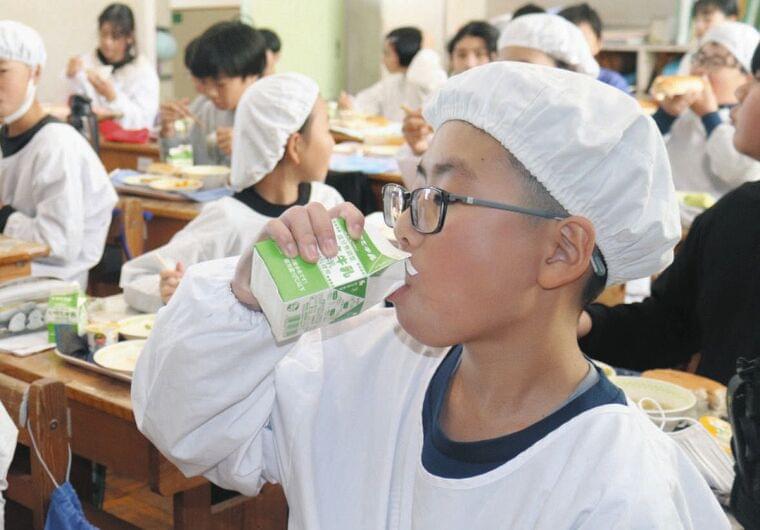 学校給食の牛乳はパックからゴクゴクが当たり前　広がる直飲み、「脱ストロー」で学校や業者のメリットは？：東京新聞デジタル