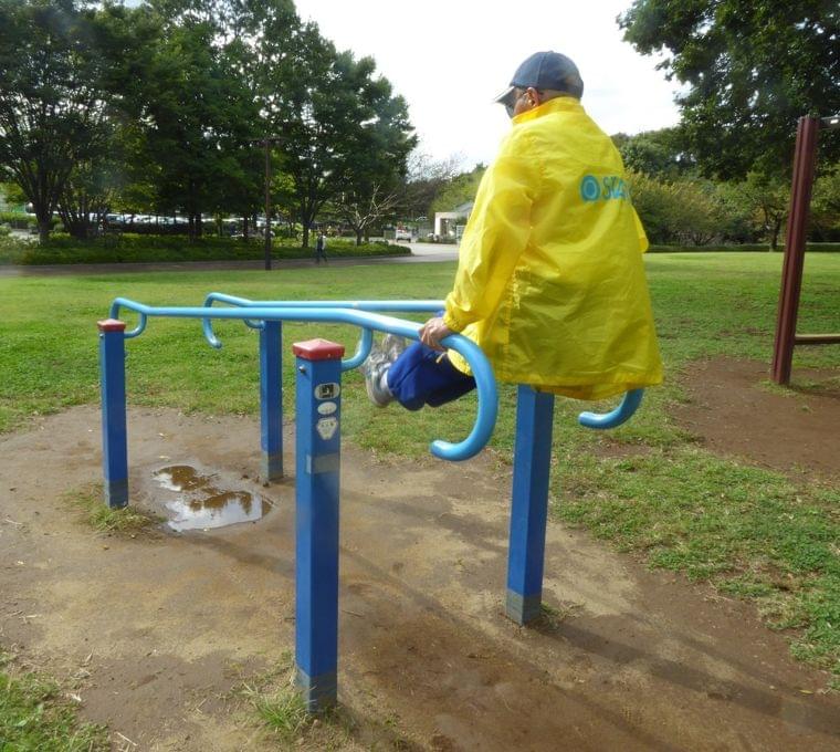 全文表示 | 「青空スポーツジム」公園に行こう! 中高年用「健康遊具」を試してみた : J-CASTヘルスケア
