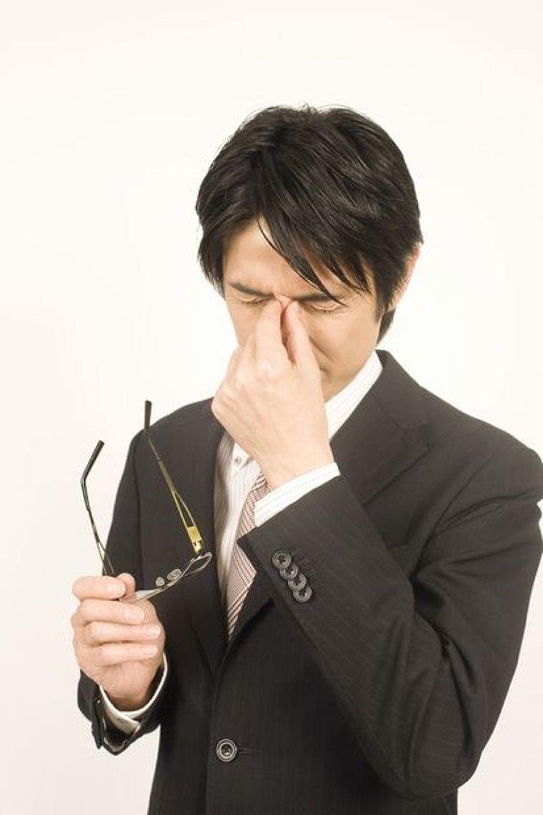 眉毛をもみもみ 目の健康をキープするケアと食べものとは? (1/4) 〈週刊朝日〉|AERA dot. (アエラドット)