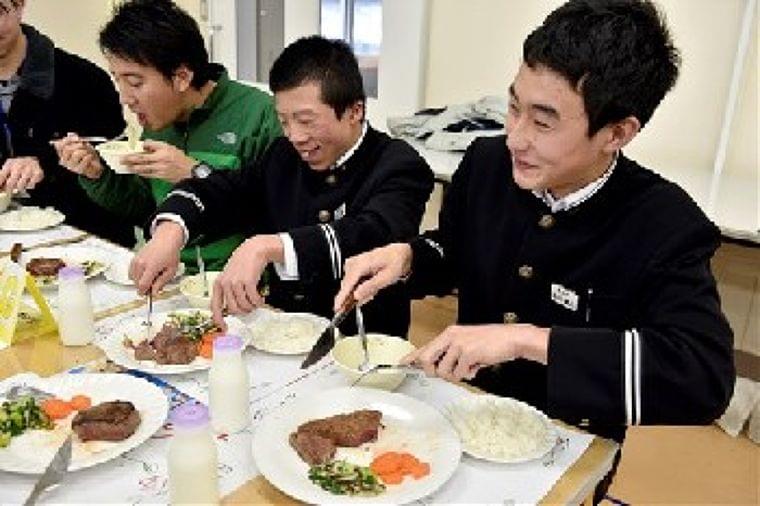 あか牛ステーキ給食に舌鼓 産山中-熊本のニュース│ くまにちコム