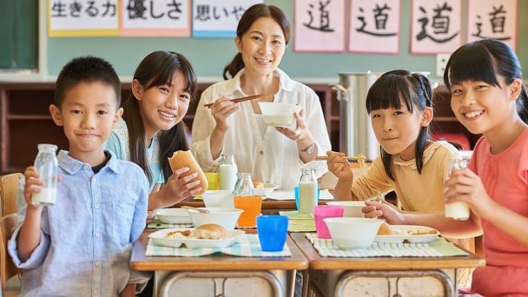 授業をこなす給食の先生って、いったい何者!? | ニコニコニュース