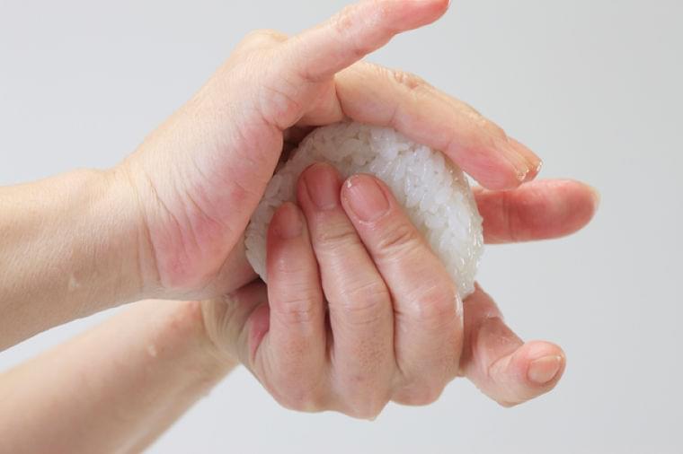 「素手でおにぎり」この時期は要注意！？　夏にかけての食中毒対策を専門家が指南  〈週刊朝日〉｜AERA dot. (アエラドット)