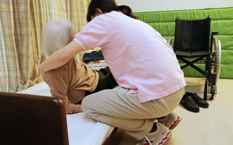 介護職員の平均月給、初の30万円超え 厚労省調べ  :日本経済新聞