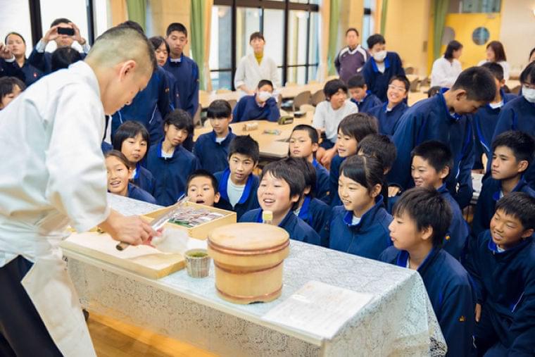 <15>料理人も栄養士も生徒も企業も巻き込んで~「和食給食応援団」(後編) - 朝日新聞デジタル&w