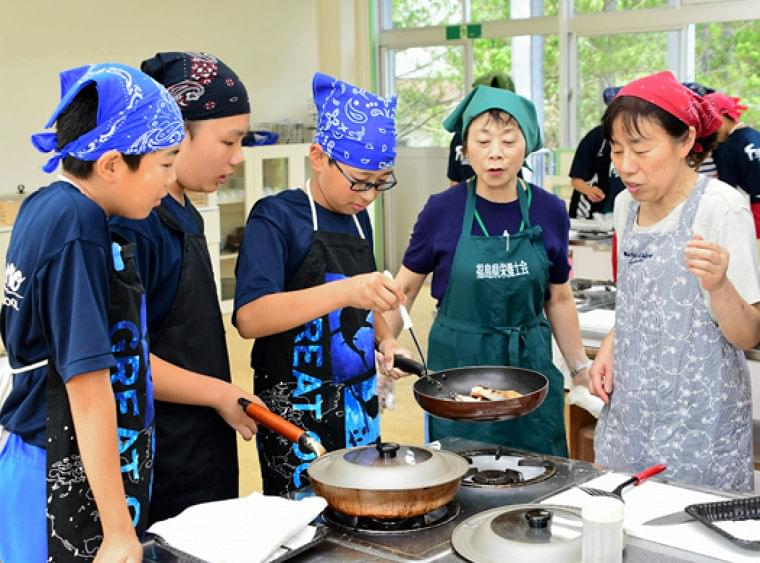 古殿中で調理体験 管理栄養士から指導
