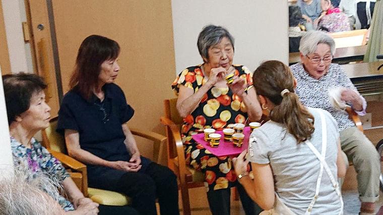 とろみ付きのお茶漬け 介護施設で試食会 “いつもの味をいつまでも” 永谷園 - 食品新聞社