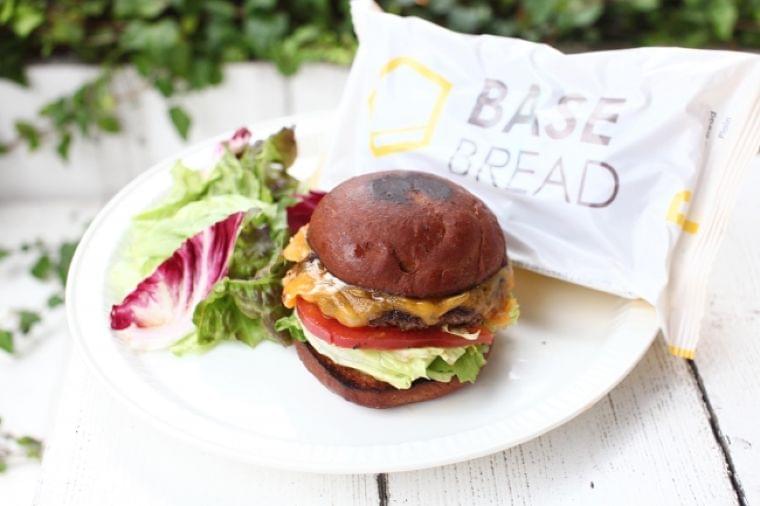 約30種類の栄養素がとれる、ベースフードの完全栄養パン(※1)を使ったハンバーガー「BASE BURGER (ベースバーガー)」12/4 (水) より 期間限定発売開始!@大手町:時事ドットコム
