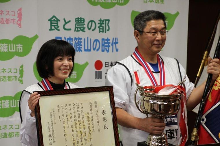 「おいしい給食誇りに」 学校給食頂点の2人 児童からの「給食ノート」がやりがい | 丹波新聞