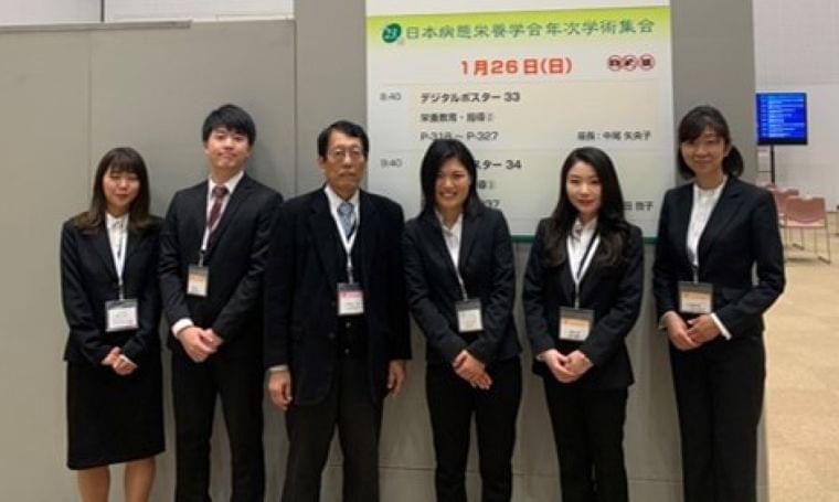 大手前大学 健康栄養学部の学生がコンビニの食品を活用した慢性腎臓病食レシピを開発:時事ドットコム
