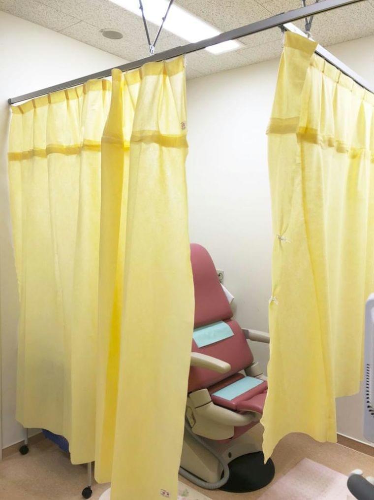使い捨てカーテン注文殺到 コロナ感染予防に医療向け増産 - SankeiBiz(サンケイビズ):自分を磨く経済情報サイト