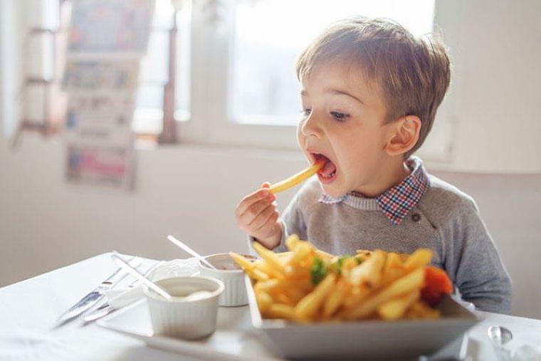 全国22万人の小中学生が、夕食を独りで食べている
