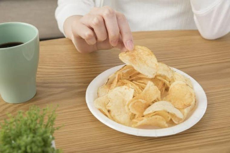 在宅中つい手が伸びるスナック菓子　上手な減塩法は？