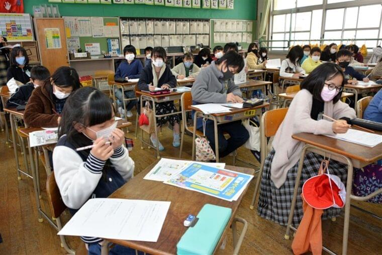 健康壁新聞づくりに挑戦 福岡市・草ケ江小5年生|【西日本新聞ニュース】