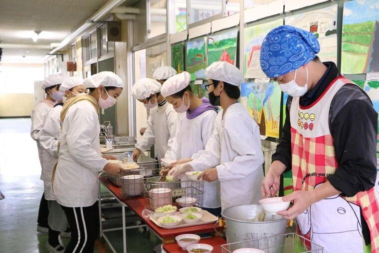 『新しい給食スタイル』始まる 調理パン・牛乳・デザートのみ... 児童「パンが大きくてびっくり!」(NBS長野放送) - Yahoo!ニュース