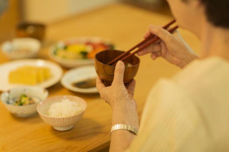 帰省自粛で増える「孤食」 栄養バランスの偏りや抑うつ傾向に注意 (1/3) 〈週刊朝日〉|AERA dot. (アエラドット)