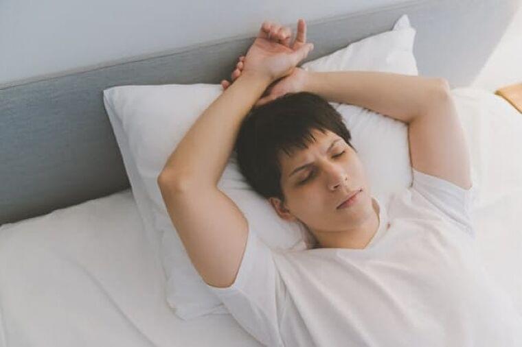 睡眠の乱れが免疫力低下のリスクに 週末の寝だめ注意