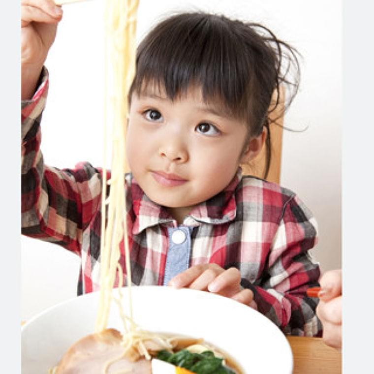 ラーメンは食べさせてもいい? 乳幼児の食事で気をつけたい塩分量の多い食品 | マイナビニュース