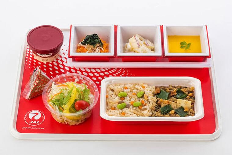 JAL、国際線エコノミー機内食リニューアル 食品ロス削減などテーマ(Aviation Wire) - Yahoo!ニュース