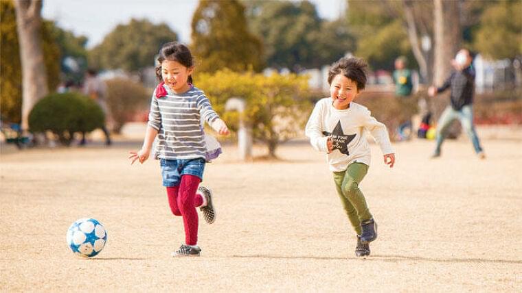 新型コロナによる行動制限で児童の転倒と肥満のリスクが増大 身体活動の質向上と良好な食生活が必要