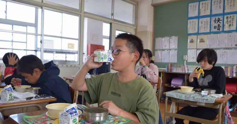 給食の牛乳、ストローなしでプラごみ減 北九州市、政令市では初 | 毎日新聞