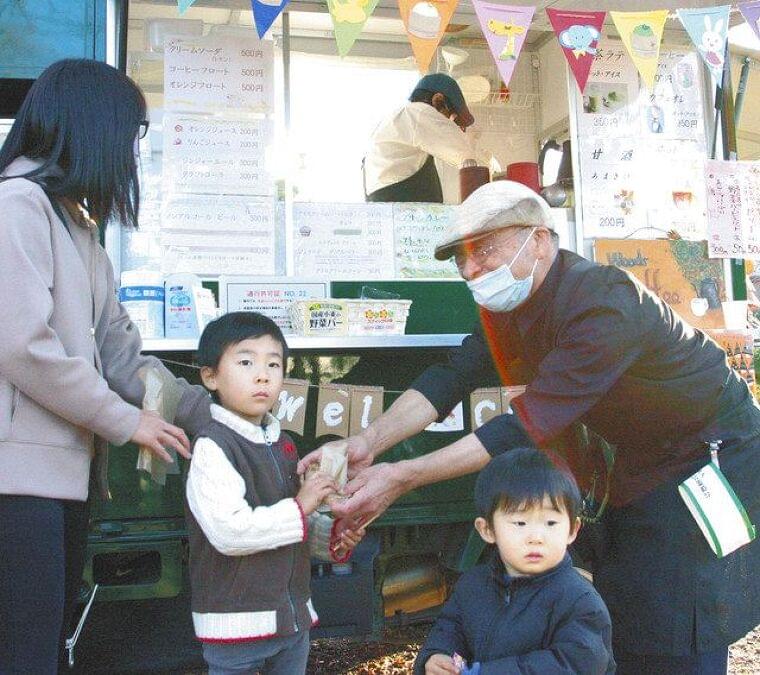 笑顔届ける 75歳のキッチンカー 本業のバー、コロナで自粛 都内公園で営業挑戦:東京新聞 TOKYO Web