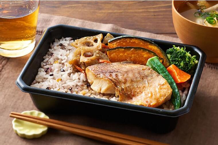 冷凍庫にストックできて便利! 「Oisix」×「大戸屋」のからだ想いな冷凍弁当が登場 | マイナビニュース